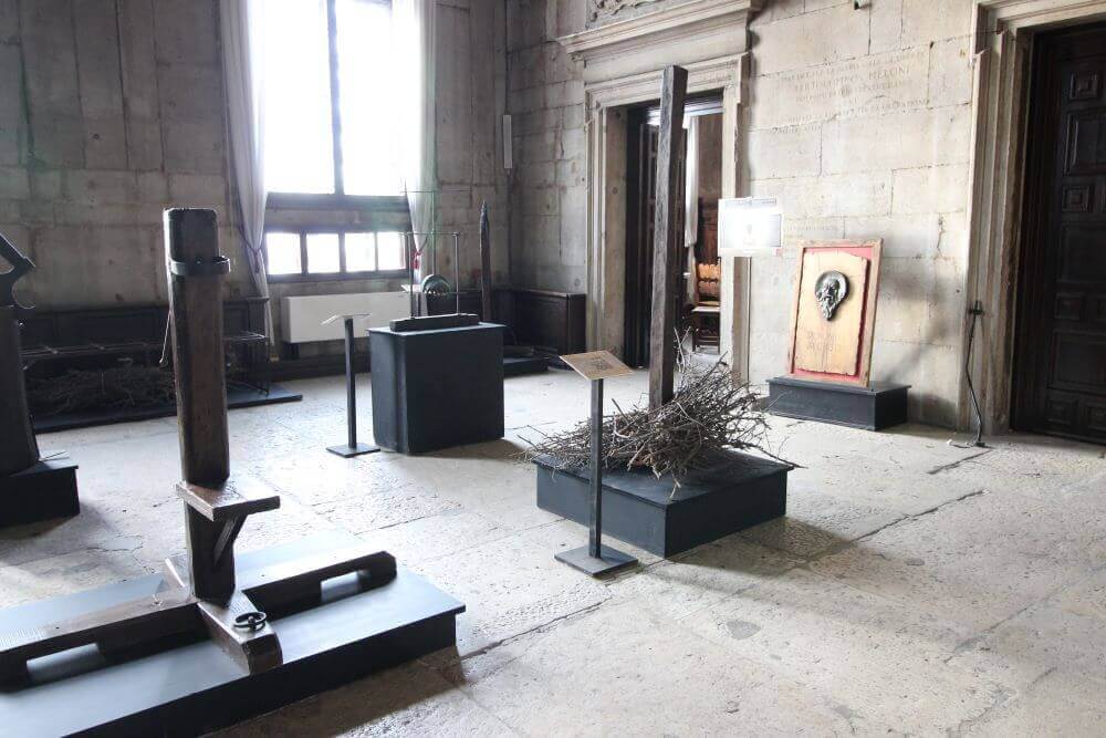 strumenti di tortura presenti a palazzo delle prigioni nuove a venezia
