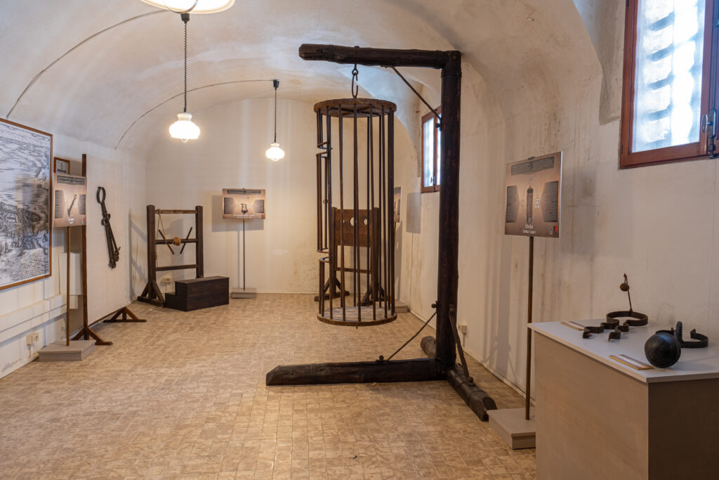 il cheba, la gabbia, strumento di tortura medievale al palazzo delle pregioni, venezia