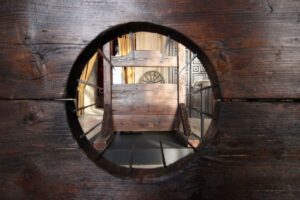 strumenti di tortura medievali a palazzo delle prigioni a venezia