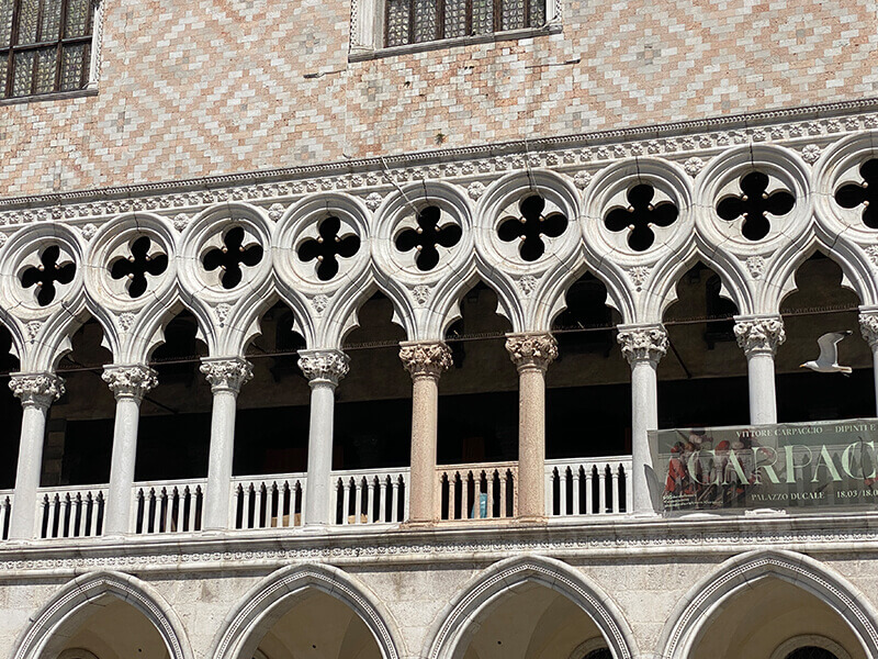 colonne rosa di palazzo ducale a venezia