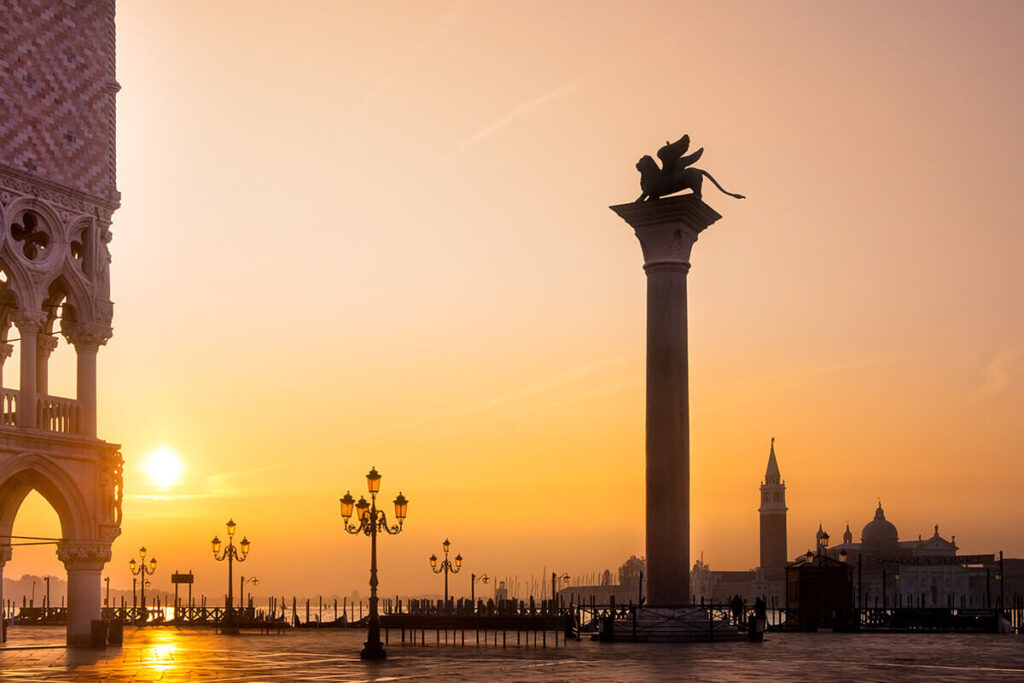 Vista al tramonto delle colonna san marco a venezia